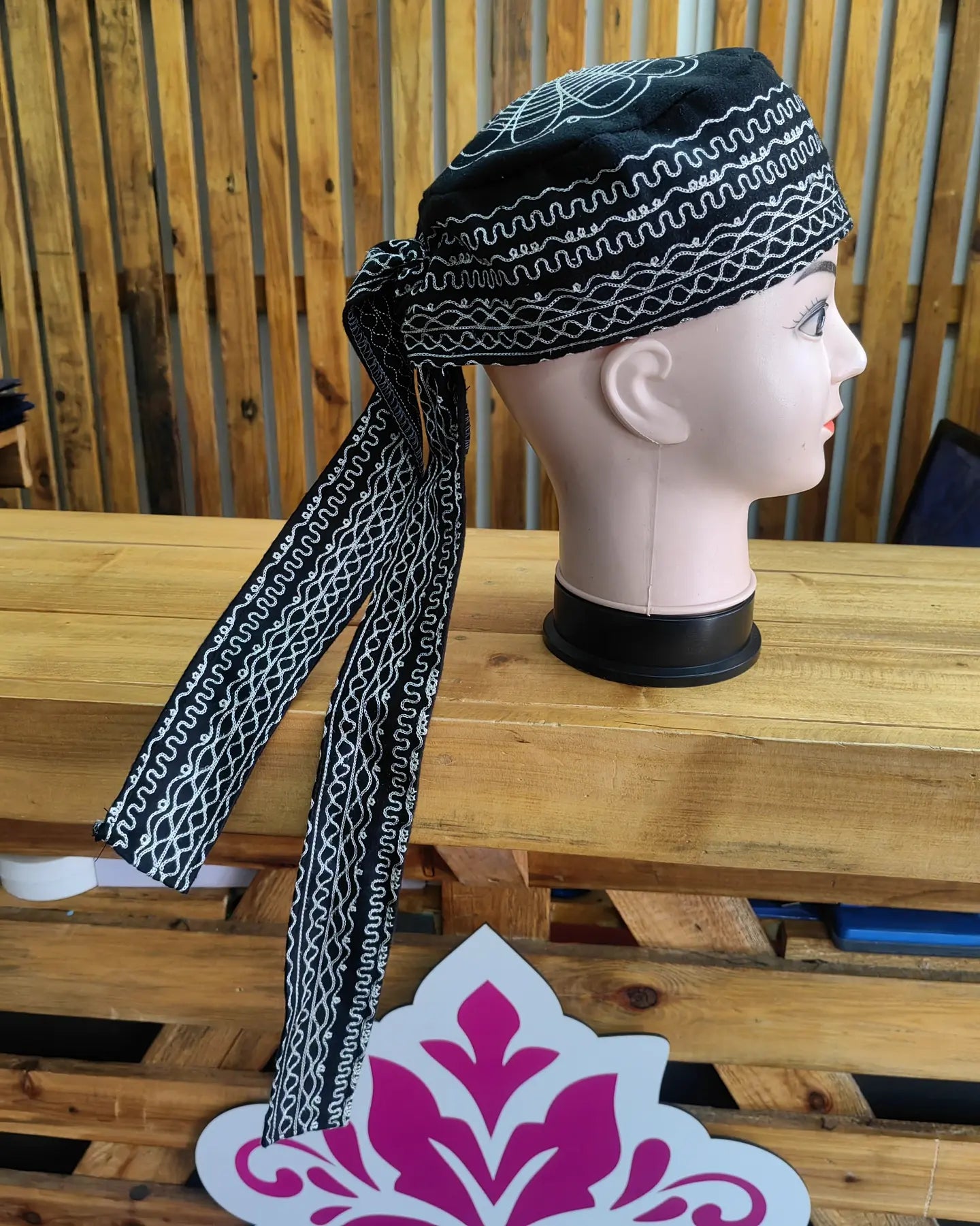 Embroidery black bonnet🖤