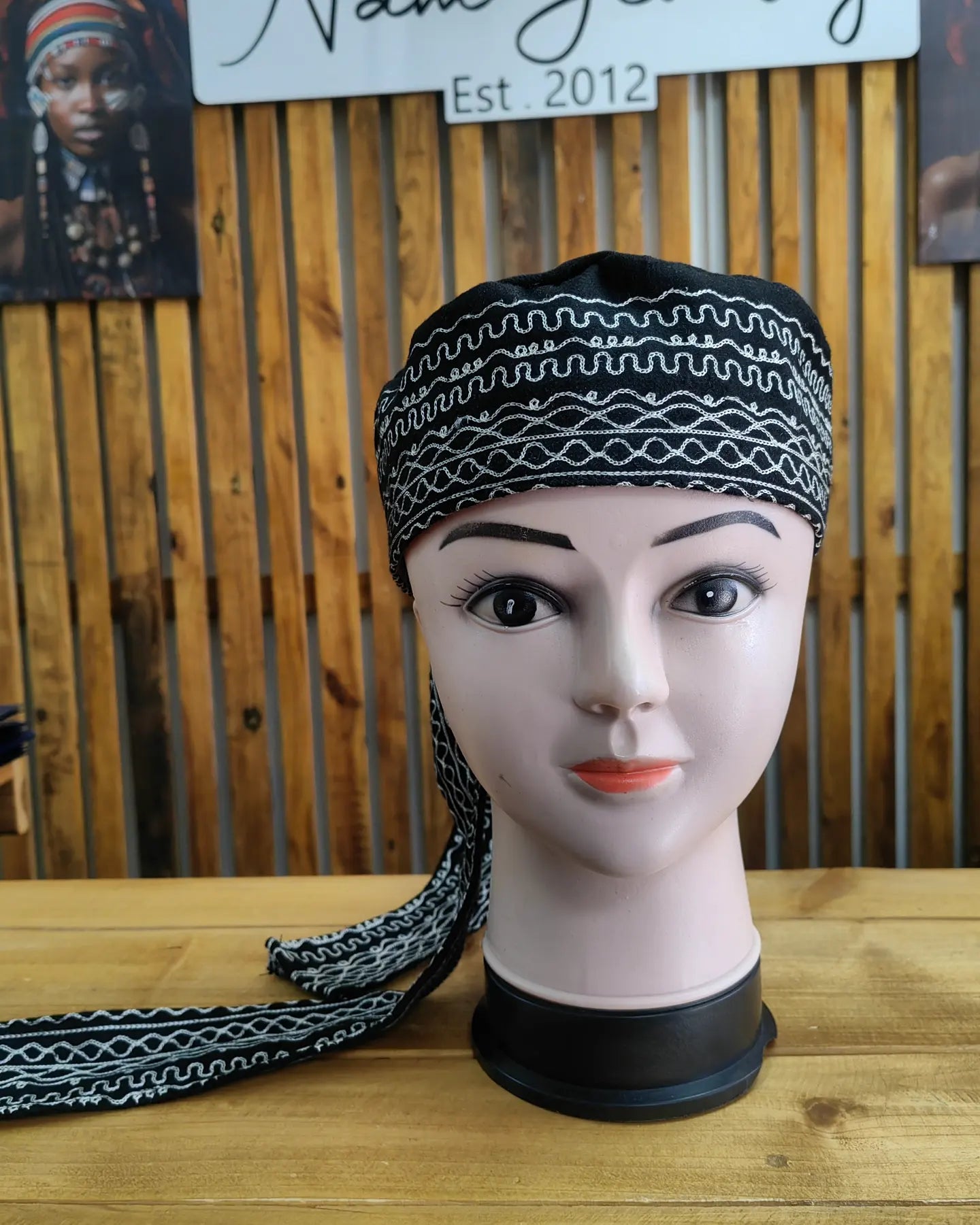 Embroidery black bonnet🖤